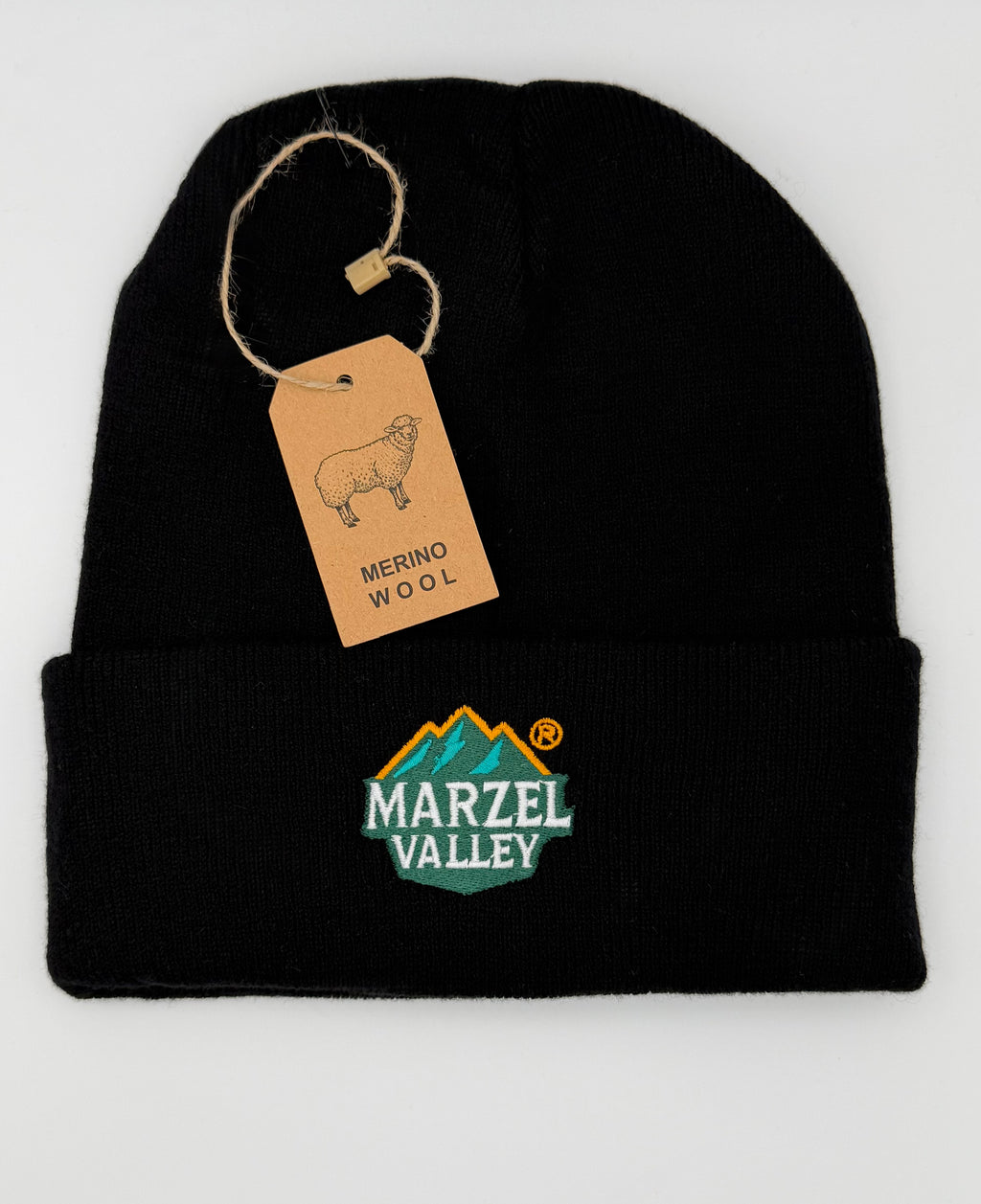 Schwarze Merino Mütze aus 100 % Merinowolle von MarzelValley getragen im Alltag und Outdoor