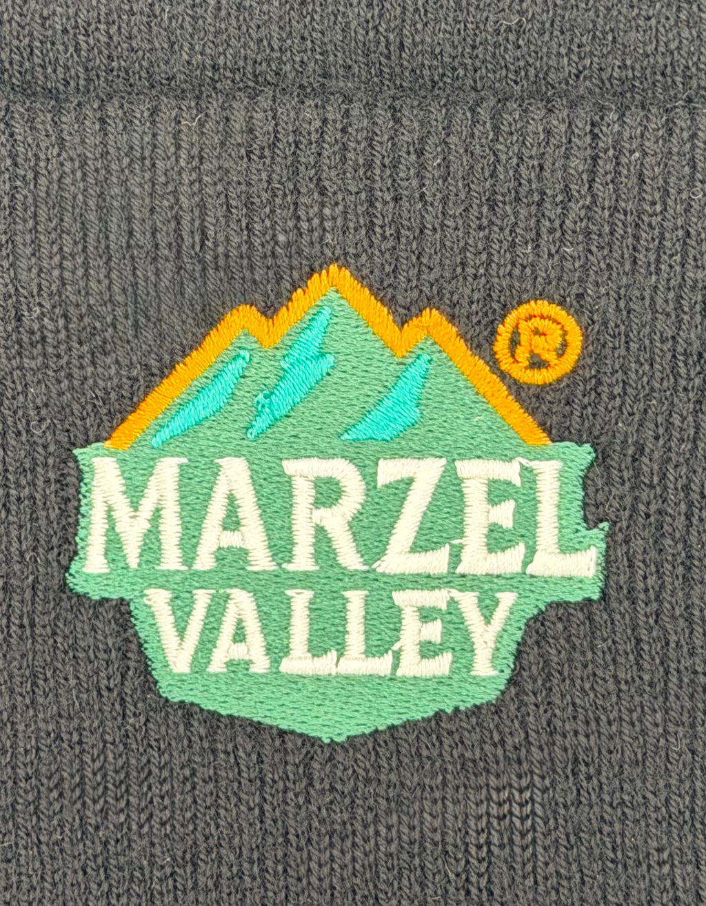 Detailansicht schwarze Merino Mütze aus 100 % Merinowolle mit hochwertigem MarzelValley Patch