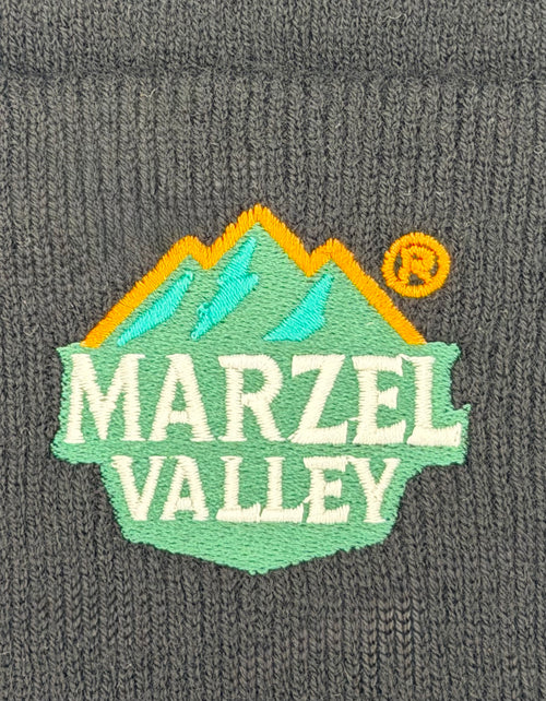 Detailansicht schwarze Merino Mütze aus 100 % Merinowolle mit hochwertigem MarzelValley Patch
