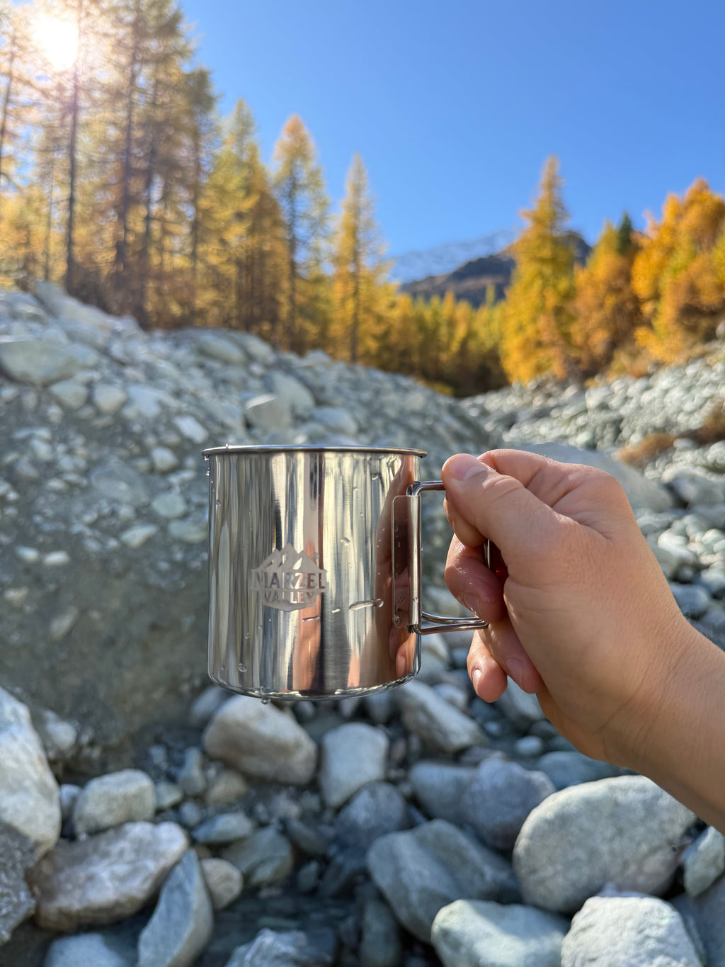 Edelstahltasse aus Edelstahl 304 beim Trinken von Kafee oder Tee