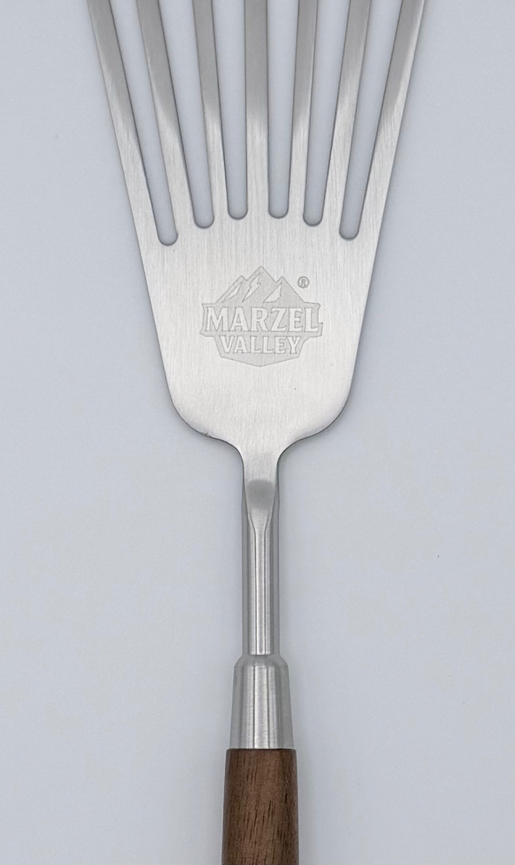 Detailansicht Walnussholzgriff Pfannenwender Edelstahl