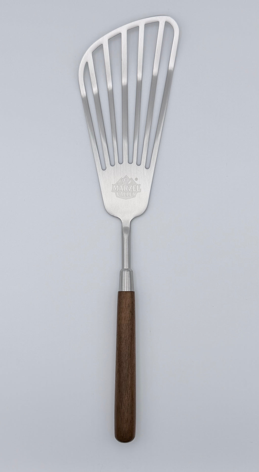 Pfannenwender aus Edelstahl mit Walnussholzgriff von MarzelValley