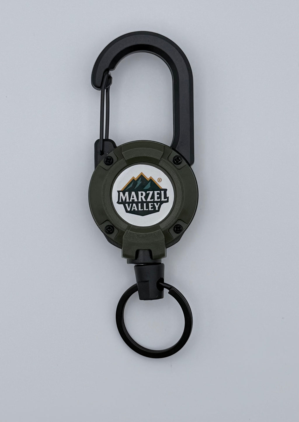 Grüner Outdoor Karabinerclip mit Schlüsselring aus Metall, kompakt und robust für unterwegs