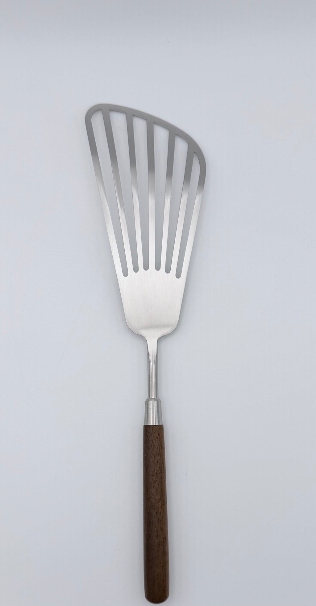 Pfannenwender aus Edelstahl beim Kochen und Outdoor-Einsatz