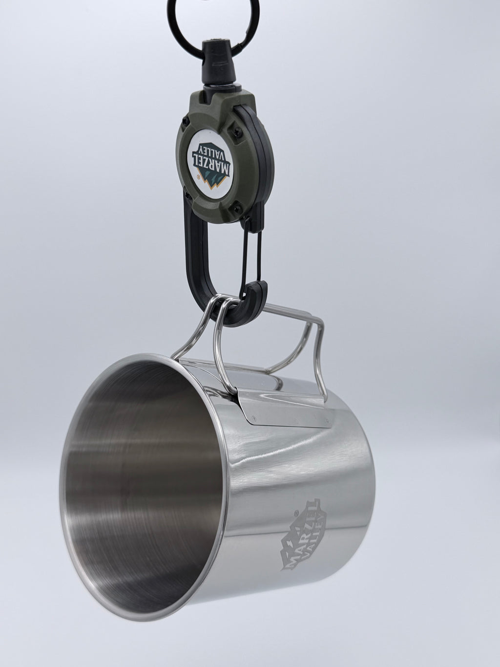 Outdoor Karabinerclip mit Schlüsselring befestigt an Tasse, ideal für Schlüssel und kleine Ausrüstung